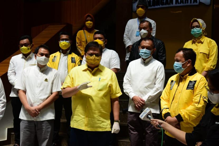 Ketua Umum Partai Golkar Airlangga Hartarto saat berbincang usai melepas secara simbolik pemberangkatan bantuan bagi korban terdampak Covid-19, di Kantor DPP Partai Golkar, Jakarta, Ahad (3/5). 