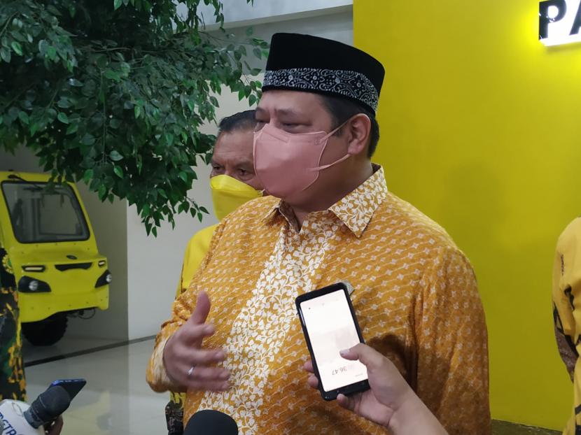 Ketua Umum Partai Golkar Airlangga Hartarto saat ditemui usai di rapat kerja daerah (Rakerda) Partai Golkar Jawa Barat di Sentul International Convention Center, Kabupaten Bogor, Jumat (3/6).