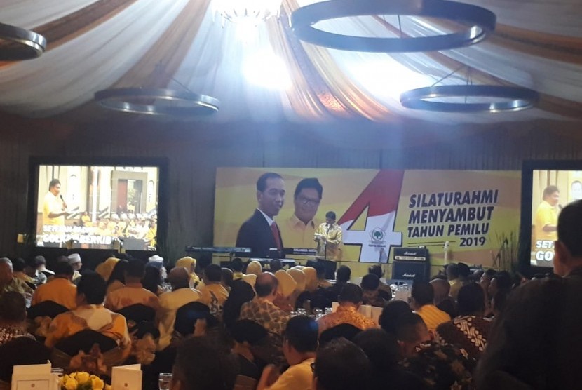 Golkar Party chairman Airlangga Hartarto officially introduce former West Nusa Tenggara governor (NTB) Muhammad Zainul Majdi or Tuan Guru Bajang (TGB) as Golkar cadre in a meeting ahead of Political Year 2019, in Jakarta, Thursday (Dec 20) night.