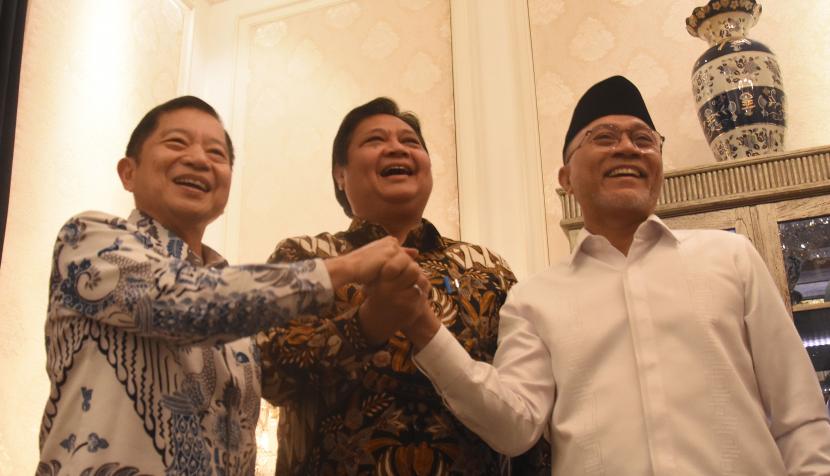 Ketua Umum Partai Golkar Airlangga Hartarto (tengah) berjabat tangan dengan Ketua Umum PAN Zulkifli Hasan (kanan) dan Ketua Umum PPP Suharso Monoarfa (kiri) usai menggelar pertemuan di Jakarta, Kamis (12/5/2022). Pertemuan tersebut dalam rangka silaturahmi lebaran dan pembahasan koalisi Bersatu (Beringin, Ka