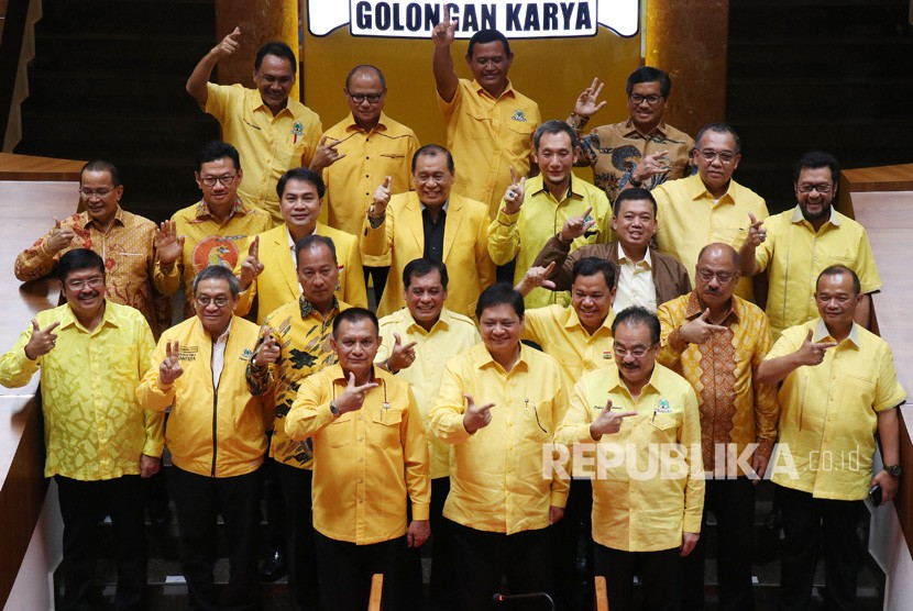 Ketua Umum Partai Golkar Airlangga Hartarto (tengah depan) berfoto bersama pengurus partai Golkar di Kantor DPP Partai Golkar, Slipi, Jakarta, Senin (22/1). 