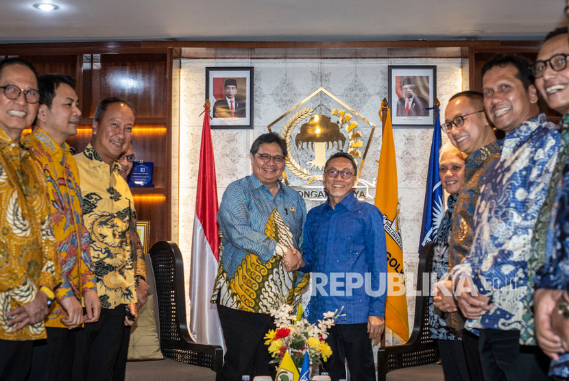 Ketua Umum Partai Golkar Airlangga Hartarto (tengah kiri) berjabat tangan dengan Ketua Umum PAN Zulkifli Hasan (tengah kanan) saat melakukan pertemuan di Kantor DPP Partai Golkar, Jakarta, Kamis (12/3/2020).(Antara/Aprillio Akbar)