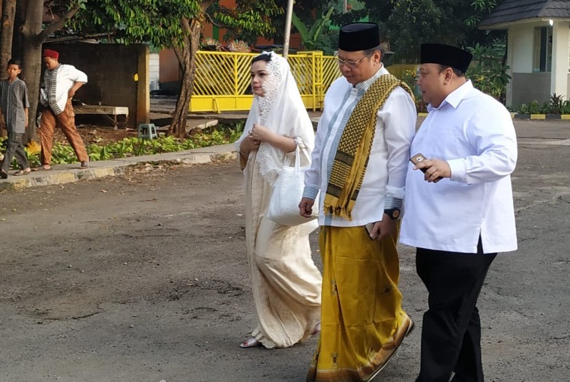 Ketua Umum Partai Golkar Airlangga Hartarto tiba di Masjid Syajaratun Thayyibah, Kompleks DPP Partai Golkar, Slipi, Jakarta untuk melaksanakan shalat Ied, Rabu (5/6). 