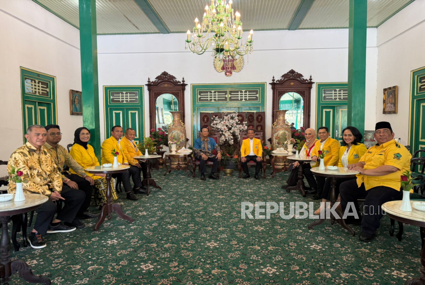 Ketua Umum Partai Golkar Bahlil Lahadalia bertemu Gubernur Daerah Istimewa Yogyakarta (DIY) Sri Sultan Hamengku Buwono X, Ahad (18/5/2025). 