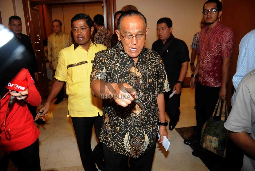 Ketua Umum Partai Golkar hasil Munas Bali, Aburizal Bakrie dan Sekjen hasil Munas Bali Idrus Marham (kiri) disela sela rapat internal di Hotel Sahid, Jakarta, Selasa (10/3).