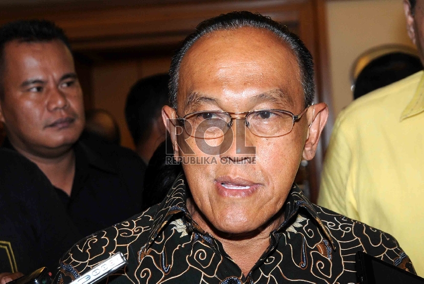 Ketua Umum Partai Golkar hasil Munas Bali, Aburizal Bakrie memberikan keterangan kepada wartawan usai rapat internal di Hotel Sahid, Jakarta, Selasa (10/3).