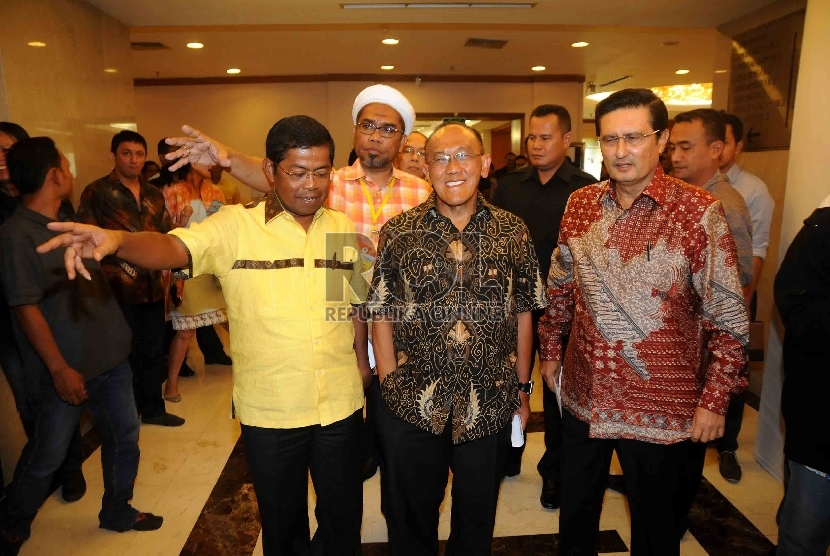 Ketua Umum Partai Golkar hasil Munas Bali, Aburizal Bakrie (kedua kanan) disampingi Sekjen hasil Munas Bali Idrus Marham (kiri) dan Wakil Ketua Umum Partai Golkar Munas Bali Fadel Muhammad (kanan) usai rapat internal di Hotel Sahid, Jakarta, Selasa (10/3).