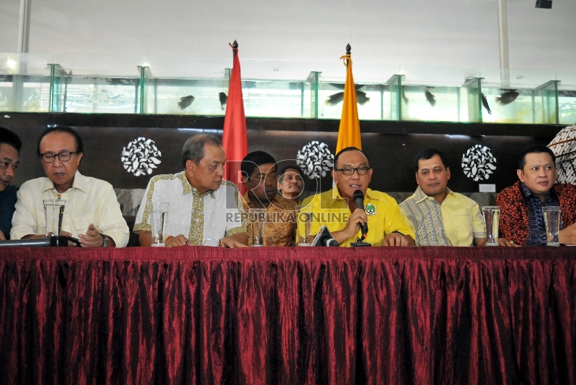 Ketua Umum Partai Golkar hasil Munas Bali Aburizal Bakrie (ketiga kanan) didampingi sejumlah jajaran pengurus partai hasil Munas Bali menggelar jumpa pers di Jakarta, Rabu (21/10). 