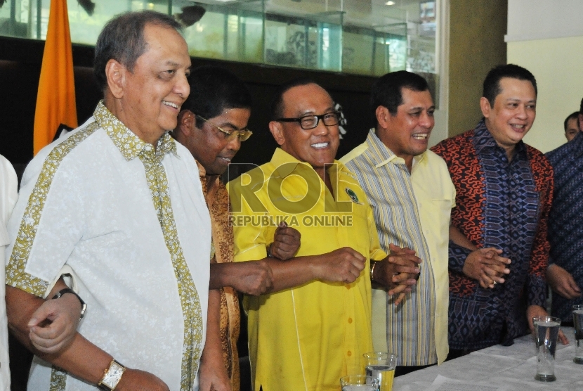 Ketua Umum Partai Golkar hasil Munas Bali Aburizal Bakrie (keempat kanan) didampingi sejumlah jajaran pengurus partai hasil Munas Bali bergandengan usai menggelar jumpa pers di Jakarta, Rabu (21/10).