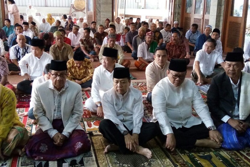 Ketua Umum Partai Golkar Setya Novanto bersama dengan Ketua Dewan Pakar Partai Golkar Agung Laksono dan Wakil Ketua Dewan Kehormatan Partai Golkar Akbar Tanjung beserta pengurus PG lainya melaksanakan Sholat Idul Adha di 1437 H di Masjid Syajaratun, Kompleks DPP Partai Golkar, Slipi Jaya, Jakarta Barat pada Jumat (1/9).