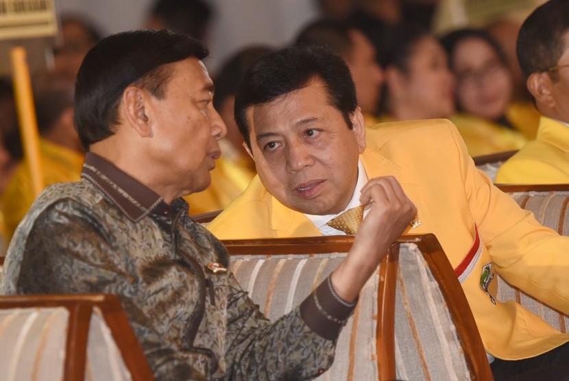 Ketua Umum Partai Golkar Setya Novanto (kanan) berdiskusi dengan Menko Polhukam Wiranto.