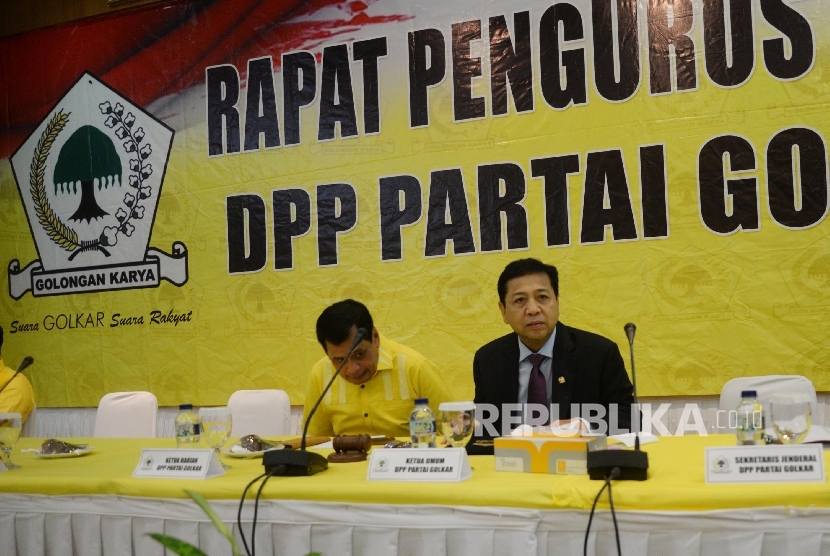 Ketua Umum Partai Golkar Setya Novanto (kanan), Ketua Harian DPP Partai Golkar Nurdin Halid memimpin rapat pleno di ruang rapat utama gedung DPP Partai Golkar, Jakarta, Selasa (18/7). 