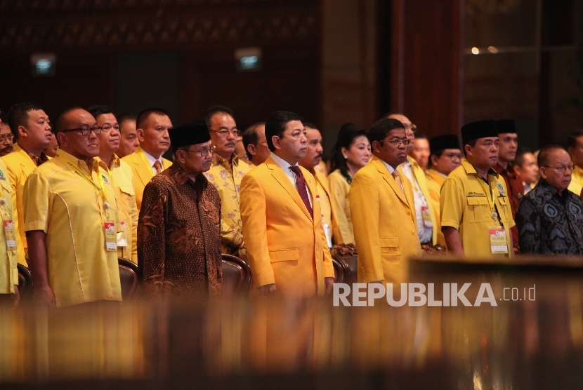 Ketua Umum Partai Golkar, Setya Novanto (kanan) memukul gong secara simbolik didampingi sejumlah jajaran Dewan pengurus pusat partai Golkar pada pembukaan Rapimnas partai Golkar di Jakarta, Rabu (27/7).