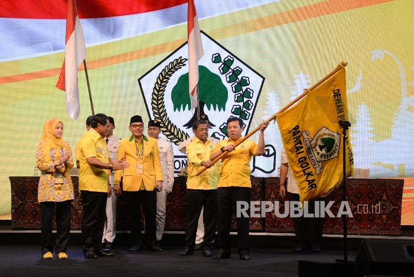 Ketua Umum Partai Golkar Setya Novanto (kanan), menerima bendera Golkar dari Ketua Sidang Nurdin Halid usai Musyawarah Nasional Luar Biasa (Munaslub) Partai Golongan Karya di Nusa Dua, Bali, Selasa (17/5). (Republika/ Yasin Habibi)