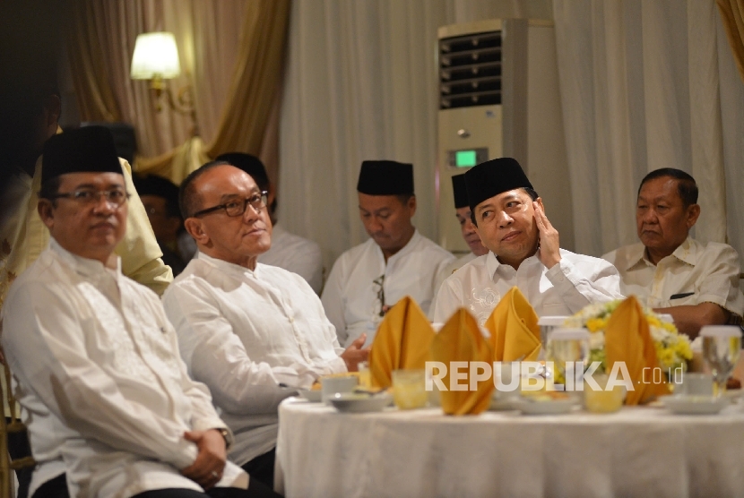 Ketua Umum Partai Golkar Setya Novanto (kedua kanan) bersama Ketua Dewan Pembina Partai Golkar Aburizal Bakrie (kedua kiri) berbincang saat buka bersama Partai Golkar di kediaman Ketua Umum Partai Golkar, Jakarta, Rabu (7/6).