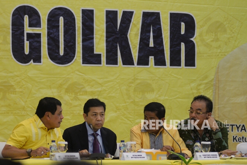 Ketua Umum Partai Golkar Setya Novanto (kedua kiri), Ketua Harian DPP Partai Golkar Nurdin Halid (kiri), dan Sekretaris Jenderal Partai Golkar Idrus Marham (kedua kanan) memimpin rapat pleno di ruang rapat utama gedung DPP Partai Golkar, Jakarta, Selasa (18/7).