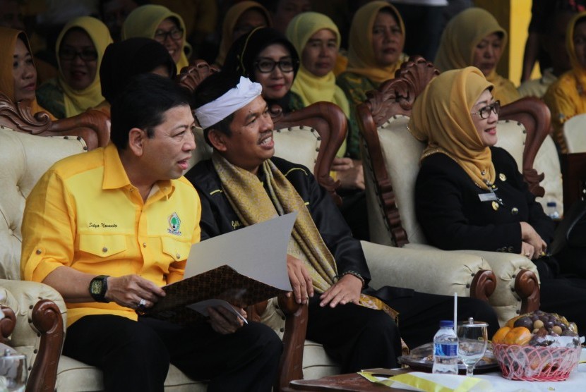 Ketua Umum Partai Golkar Setya Novanto (kiri) bersama Bupati Purwakarta Dedi Mulyadi (tengah) dan Bupati Indramayu Anna Sophanah (kanan) menghadiri Temu Kader Golkar di Indramayu, Jawa Barat, Jumat (29/7). 