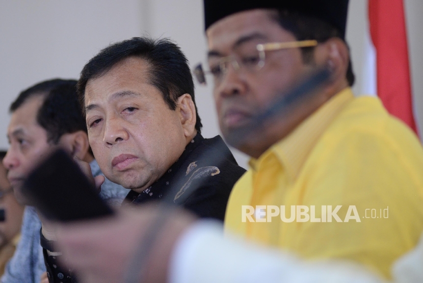 Ketua Umum Partai Golkar Setya Novanto (tengah) didampingi Sekjen Partai Golkar Idrus Marham (kanan) dan Ketua Harian Partai Golkar Nurdin Halid, dalam suatu keterangan pers di Kantor DPP Partai Golkar, Jakarta.