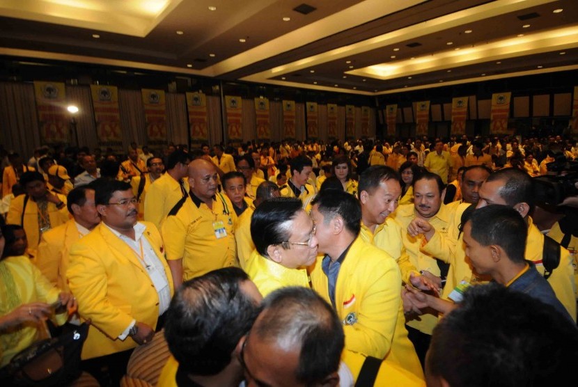 Ketua Umum Partai Golkar terpilih Agung Laksono mendapat ucapan selamat dari para peserta Musyawarah Nasional IX Partai Golkar di Ancol, Jakarta, Senin (8/12). 