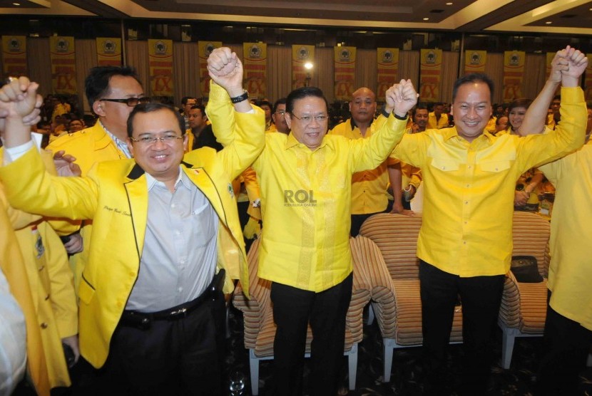 Ketua Umum Partai Golkar terpilih Agung Laksono (tengah) bersama Priyo Budi Santoso (kiri) dan Agus Gumiwang Kartasasmita (kanan) mengangkat tangan bersama usai penghitungan suara pemilihan ketua umum pada Musyawarah Nasional IX Partai Golkar di Ancol, Jak