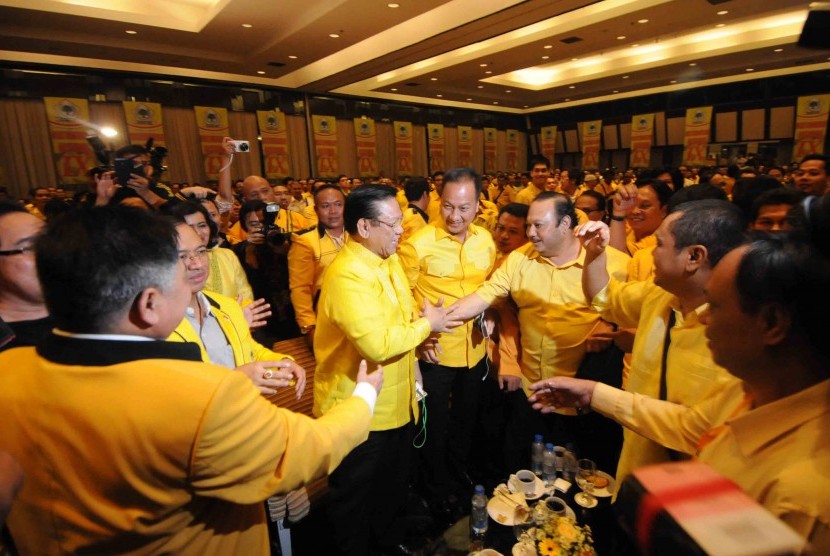 Ketua Umum Partai Golkar terpilih Agung Laksono (tengah) mendapat ucapan selamat dari peserta Musyawarah Nasional IX Partai Golkar di Ancol, Jakarta, Senin (8/12). 