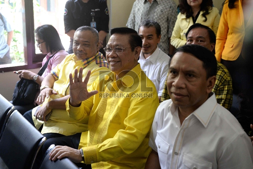 Ketua Umum Partai Golkar Versi Munas Ancol Agung Laksono bersama fungsionaris Partai Golkar kubu Munas Ancol mengikuti sidang di PTUN, Jakarta, Senin (18/5).  (Republika/WIhdan)