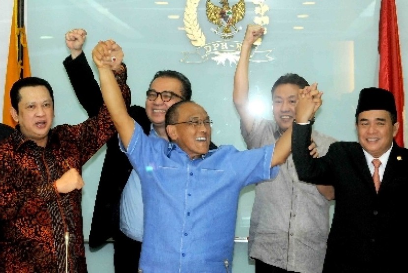Ketua Umum Partai Golkar versi Munas Bali Aburizal Bakrie (tengah).