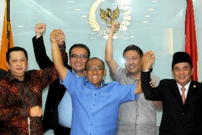 Ketua Umum Partai Golkar versi Munas Bali Aburizal Bakrie (tengah).