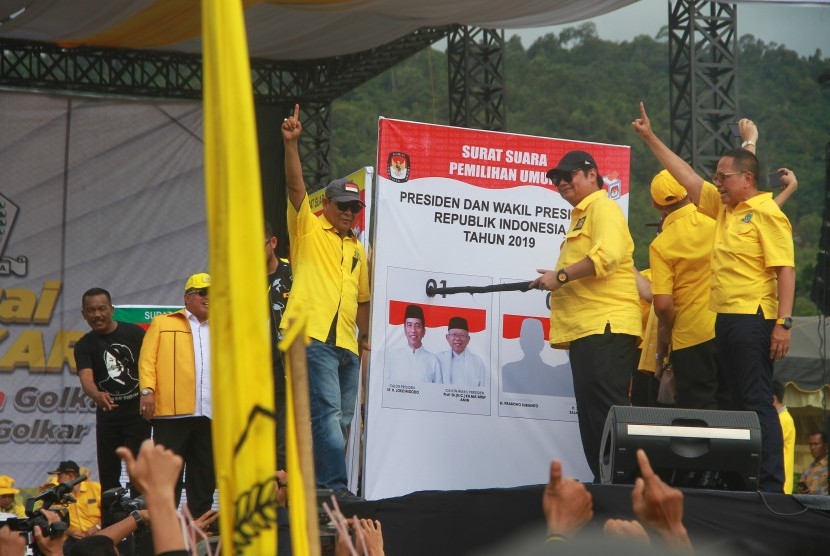 Ketua Umum Partai Golongan Karya (Golkar) Airlangga Hartarto memberikan edukasi pemilu kepada warga yang datang saat kampanye akbar di Kiram Park, Kabupaten Banjar, Kalimantan Selatan, Kamis (4/4/2019). 