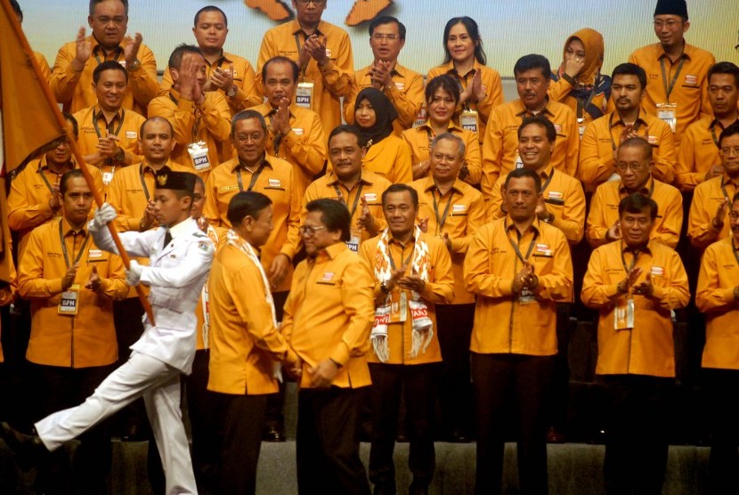 Ketua Umum Partai Hanura Oesman Sapta (ketiga kanan) bersalaman dengan Dewan Pembina Partai Hanura Wiranto (ketiga kiri)