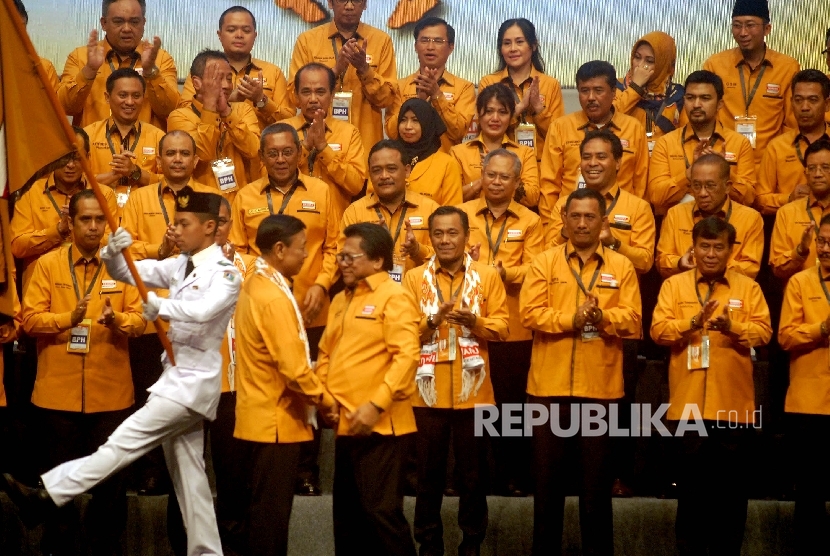 Ketua Umum Partai Hanura Oesman Sapta (ketiga kanan) bersalaman dengan Dewan Pembina Partai Hanura Wiranto (ketiga kiri) saat melantik DPP periode 2016-2020 di Sentul International Convention Center, Bogor, Rabu (22/2). 