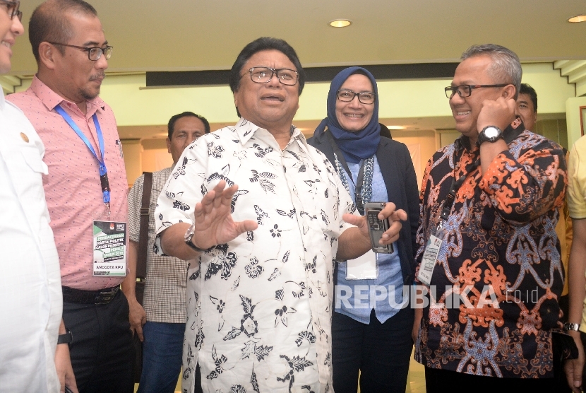 Ketua Umum Partai Hanura Oesman Sapta Odang berbincang dengan Ketua KPU Arief Budiman usai meninjau kelengkapan berkas partai Hanura di KPU Pusat, Jakarta, Kamis (12/10).