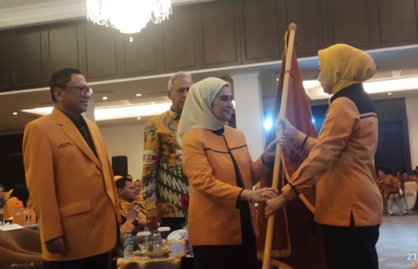 Ketua Umum Partai Hanura Oesman Sapta Odang (kiri) melantik kepengurusan Srikandi Hanura dan Laskar Muda Hanura periode 2023-2028 di Jakarta, Kamis (21/9/2023).