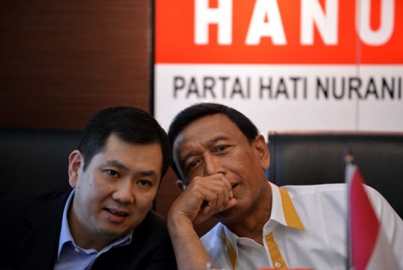 Ketua Umum Partai Hanura Wiranto (kanan), dan Ketua Dewan Pertimbangan Partai Hanura Hary Tanoesoedibjo (kiri)