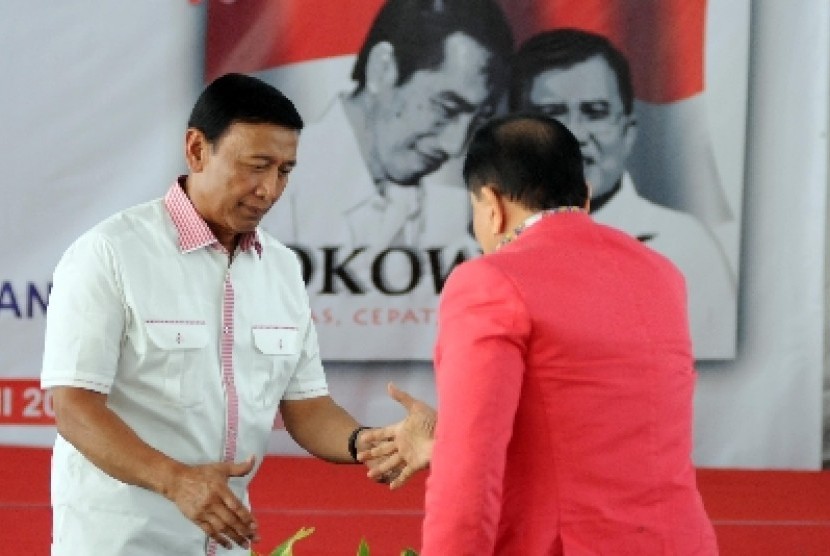 Ketua Umum Partai Hanura Wiranto (kiri) menjabat tangan mantan Kepala BIN Hendropriyono.