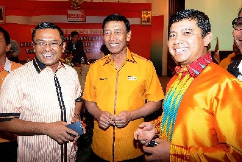 Ketua Umum Partai Hanura, Wiranto (tengah).