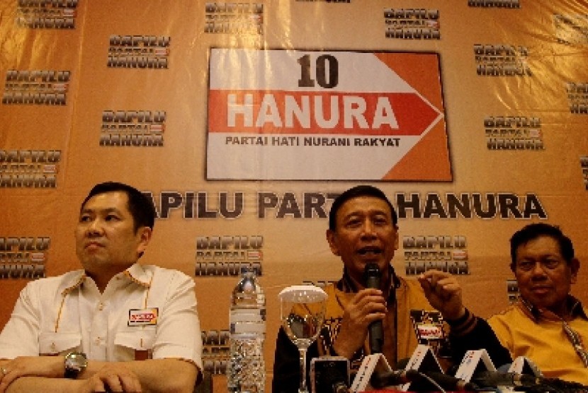 Ketua Umum Partai Hanura Wiranto (tengah) didampingi Ketua Badan Pemenangan Pemilu Partai Hanura Hary Tanoesoedibjo (kiri) dan Ketua Dewan Pengarah Partai Hanura Bambang W Suharto (kanan) memberi keterangan seusai melantik Badan Pemenangan Pemilu Partai Ha