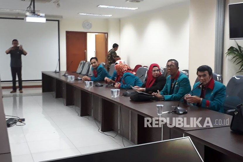 Ketua Umum Partai Idaman, Rhoma Irama didampingi Sekjen Partai Idaman, Ramdansyah, serta jajaran pegurus DPP Partai Idaman melapor ke Kantor Bawaslu, Thamrin, Jakarta Pusat, Senin (23/10). Partai Idaman datang berkonsultasi sekaligus melaporkan kesulitan selama mendaftar sebagai calon peserta Pemilu 2019. 