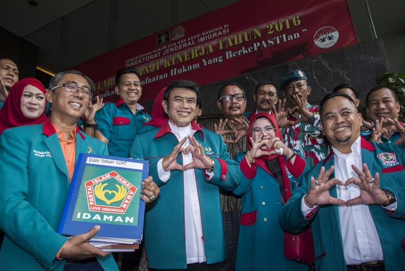 Ketua Umum Partai Idaman Rhoma Irama (kedua kiri) dan Sekjen Partai Idaman Ramdansyah (kiri) beserta anggota partai berfoto bersama saat melakukan pendaftaran kepengurusan partai di Ditjen AHU Kementerian Hukum dan HAM, Jakarta, beberapa waktu lalu.