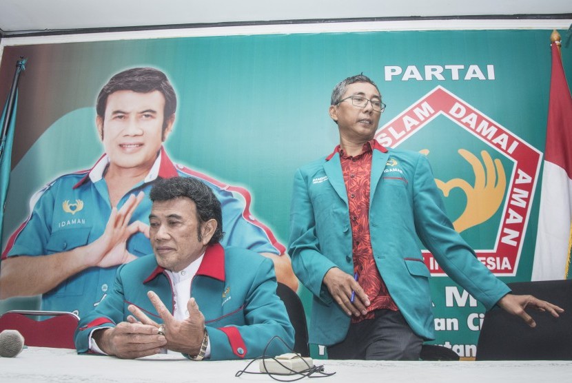 Ketua Umum Partai Idaman Rhoma Irama (kiri) bersama Sekjen Partai Idaman Ramdansyah (kanan) bersiap memberikan keterangan pers di Kantor DPP Partai Idaman, Jakarta, Selasa (16/1). 