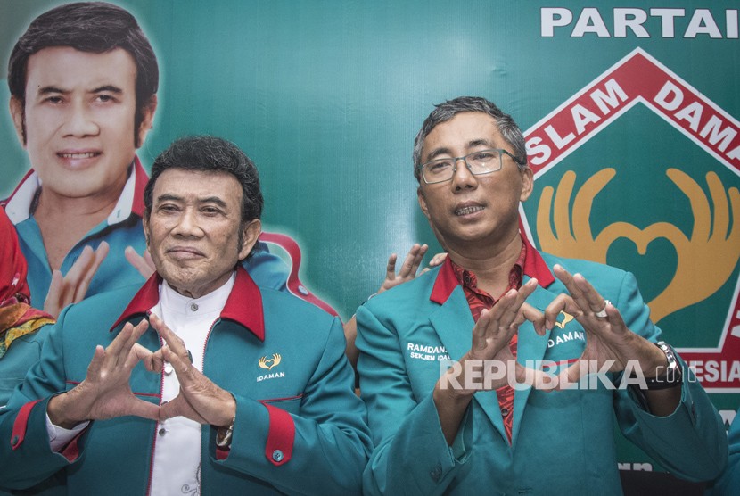Ketua Umum Partai Idaman Rhoma Irama (kiri) bersama Sekjen Partai Idaman Ramdansyah (kanan) memberikan salam dalam keterangan pers di Kantor DPP Partai Idaman, Jakarta, Selasa (16/1).