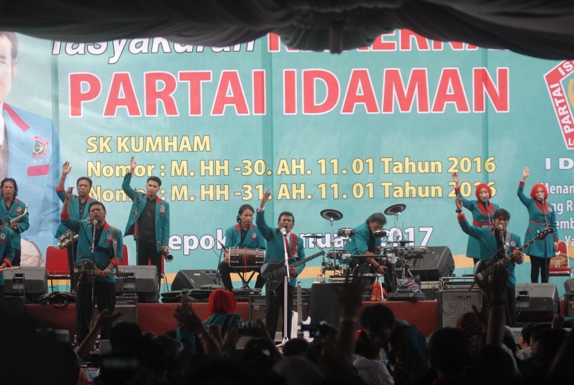 Ketua Umum Partai Idaman Rhoma Irama (tengah) diiringi grup band Soneta bernyanyi di sela berlangsungnya acara tasyakuran dan silaturahmi nasional Partai Idaman di Soneta Record, Depok, Jawa Barat, Minggu (8/12). 