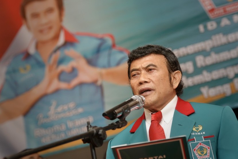 Ketua Umum Partai Islam, Damai, Aman (Idaman) Rhoma Irama memimpin pengucapan sumpah saat pelantikan 18 Dewan Pimpinan Wilayah (DPW) partai di Jakarta, Rabu (20/1). 