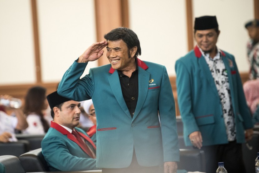 Ketua Umum Partai Islam Damai Aman (Idaman) Rhoma Irama (kanan) memberi salam kepada anggota partai saat Musyawarah Koordinasi Nasional Partai Idaman di Jakarta, Selasa (16/5).