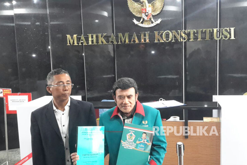 Ketua Umum Partai Islam Damai Aman (Idaman) Rhoma Irama (kanan) mengajukan uji materi UU Pemilu di Gedung Mahkamah Konstitusi, Jakarta, Rabu (9/8). 