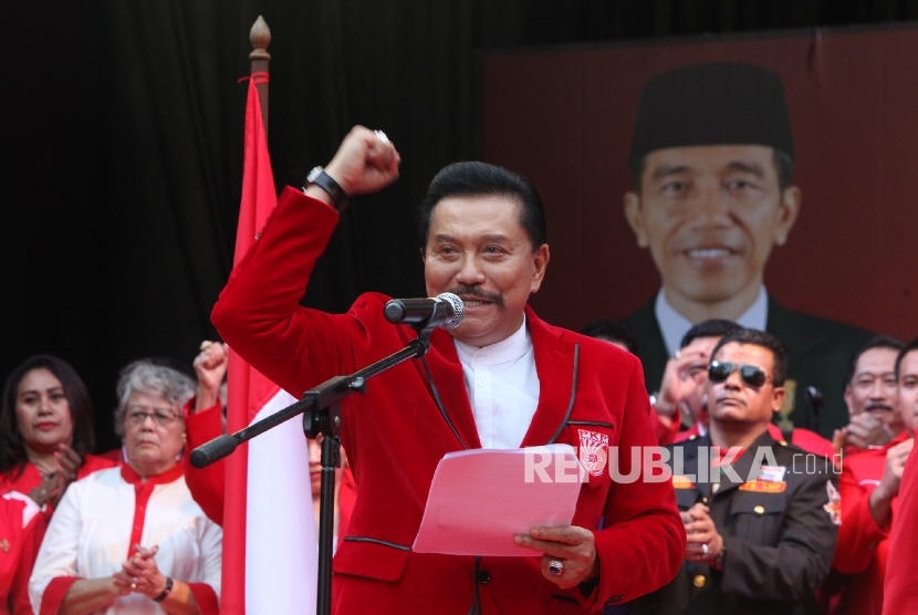 Ketua Umum Partai Keadilan dan Persatuan Indonesia (PKPI)AM Hendropriyono, membacakan pernyataan politiknya di Kantor DPP PKPI,Jakarta, Senin (12/6).