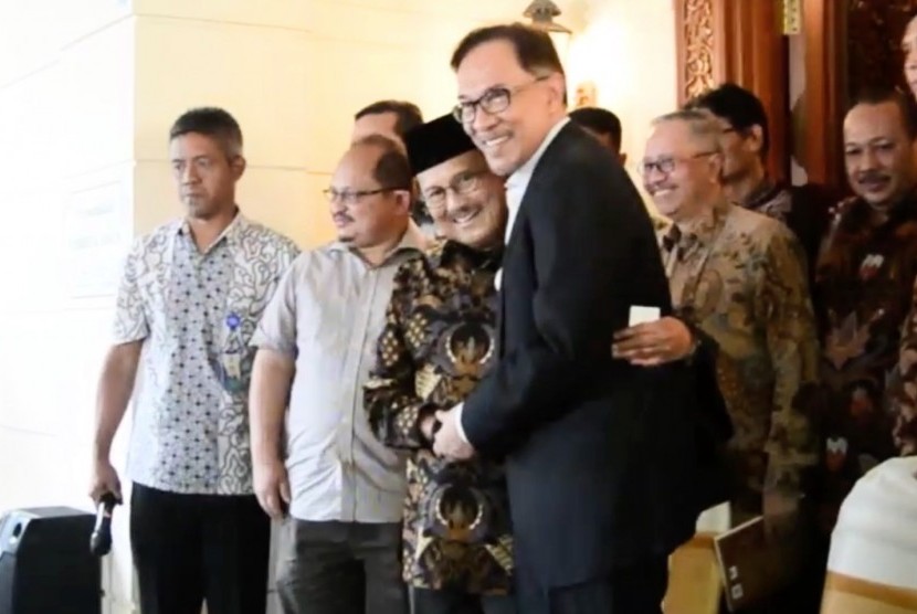 Ketua Umum Partai Keadilan Rakyat Malaysia, Anwar Ibrahim berfoto bersama presiden ketiga RI, BJ Habibie