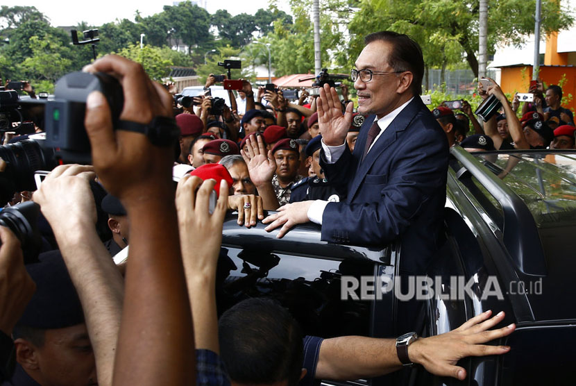  Ketua Umum Partai Keadilan Rakyat (PKR) Datuk Seri Anwar Ibrahim, resmi bebas dari hukuman penjara, Rabu (16/5). 