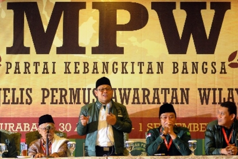   Ketua Umum Partai Kebangkitan Bangsa, Muhaimin Iskandar (kedua kiri) berbicara kepada peserta rapat Majelis Permusyawaratan Wilayah (MPW) PKB yang digelar di Surabaya, Jawa Timur, 