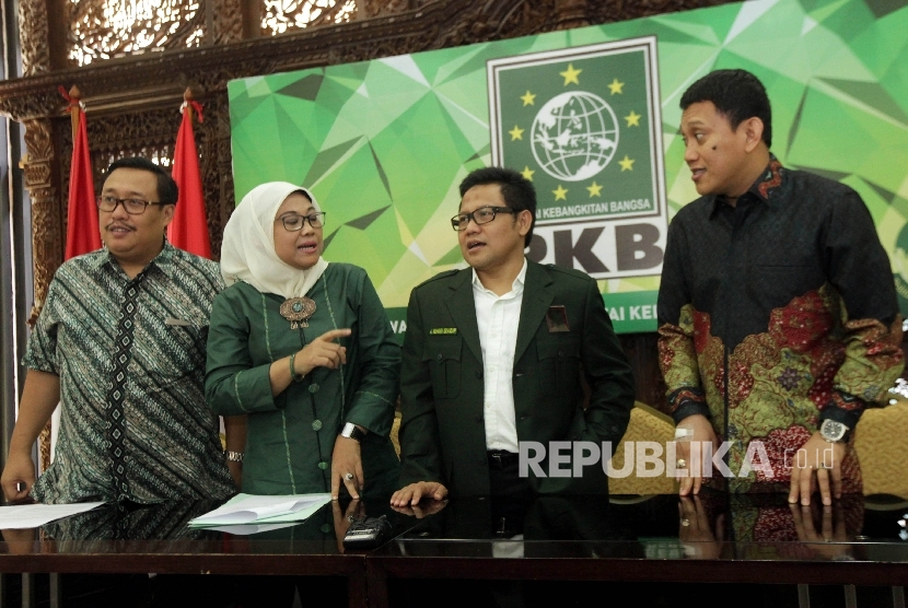  Ketua Umum Partai Kebangkitan Bangsa, Muhaimin Iskandar (kedua kanan), bersama Sekretaris Jenderal DPP Partai Kebangkitan Bangsa Abdul Kadir Karding (kanan), Ketua panitia Mukernas Ida Fauziah (kedua kiri), dan Wakil Bendahara Umum DPP PKB Bambang Susanto